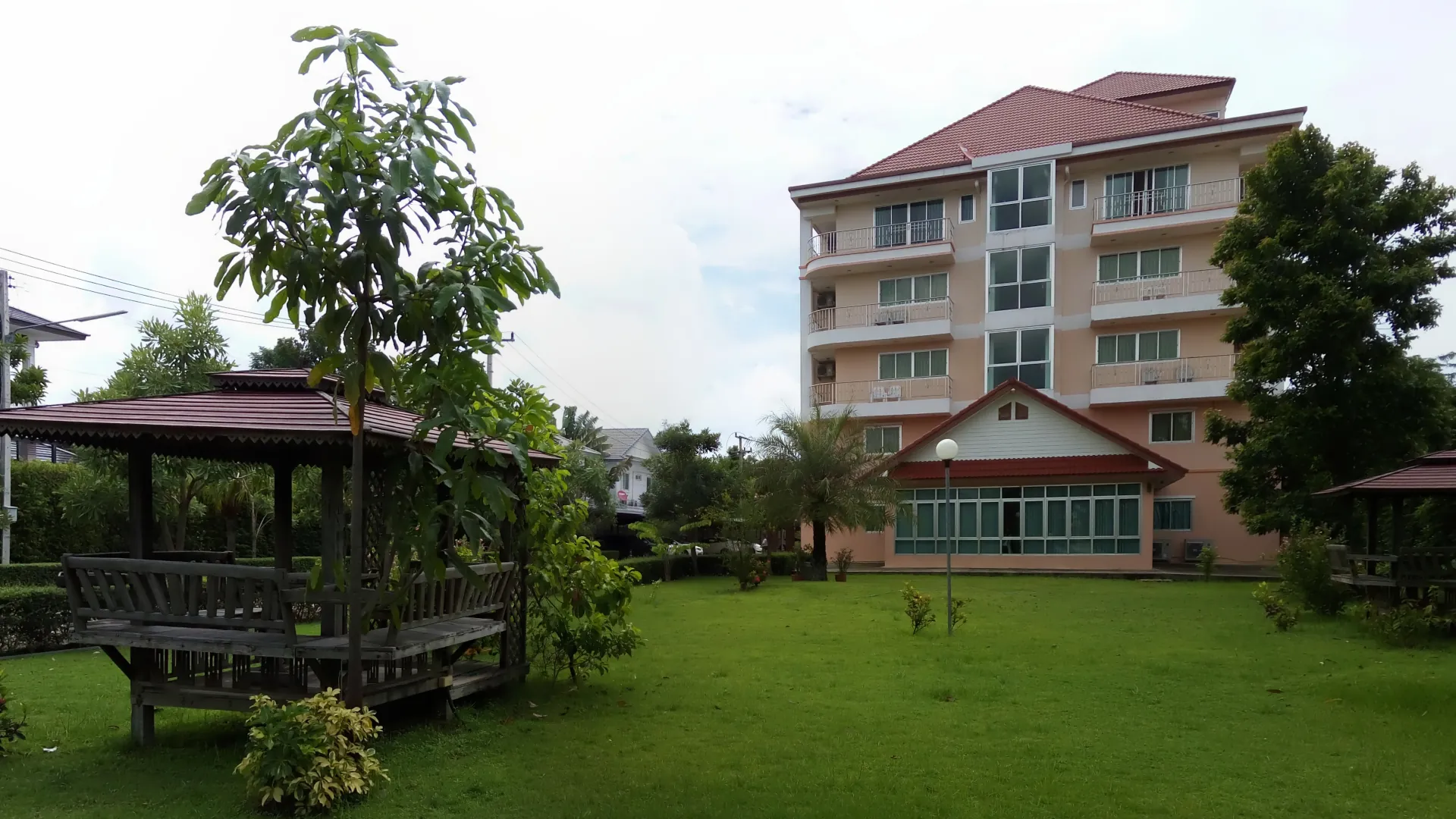 ภาพภายนอกโรงแรมบัวทิพย์รีสอร์ท ยามเช้า พร้อมลานจอดรถกว้างขวางปลอดภัย