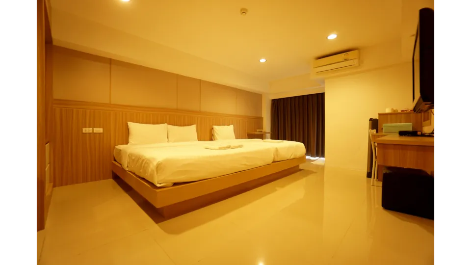 ห้องพักสามท่าน เตียงคู่หนึ่งเตียงและเตียงเดี่ยวหนึ่งเตียง โรงแรมบัวทิพย์รีสอร์ท